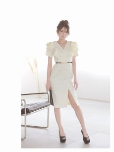 画像2: ワンピース キャバドレス 同伴 膝丈 上質生地 フリル襟 小顔効果 Belsia(S/M/L/XL(2L))(アイボリー) (2)